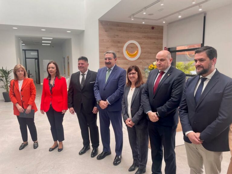 El Gobierno de Castilla-La Mancha califica de “vergonzosa” la colocación de carteles electorales del PP en centros sanitarios públicos de la Comunidad