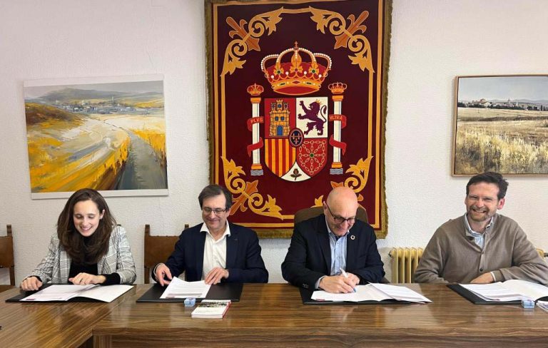 El Ayuntamiento de Corral de Calatrava  firma con la Universidad de Castilla La Mancha un convenio para llevar a cabo un proyecto pionero en la región