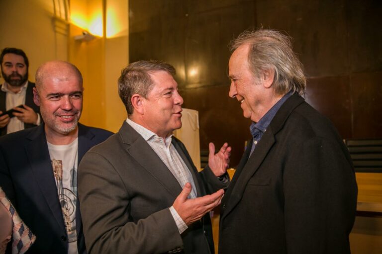 El presidente regional reconoce a Joan Manuel Serrat como el “autor de la banda sonora de la autoestima colectiva” de todo el país