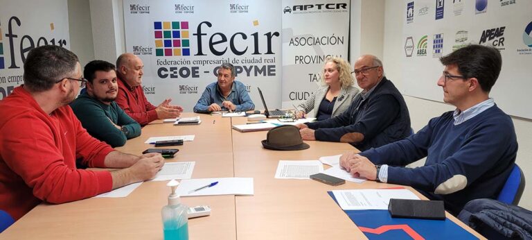 El consejero de Fomento Ignacio Hernando y el taxista Pedro Muñoz, premios Quijotaxi 2023