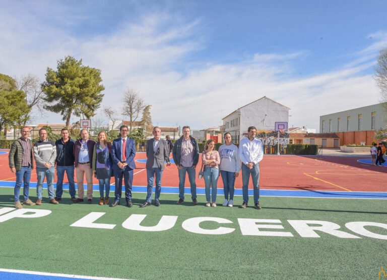 La Diputación favorece la práctica deportiva en el colegio Lucero de Valdepeñas con la financiación de las nuevas pistas