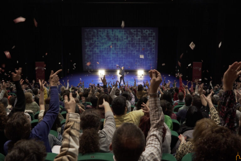 Música, magia, humor, diálogos y catas congregaron ayer en torno al vino a 2.000 personas por toda la provincia con «La Cultura del Vino»