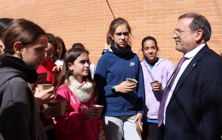 Puertollano: Adolfo Muñiz visita la nueva pista deportiva y el rocódromo del colegio Tierno Galván