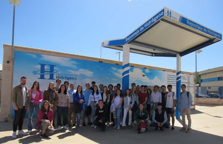 Alumnos de la Universidad Politécnica de Madrid visitan el Centro Nacional de Hidrógeno de Puertollano