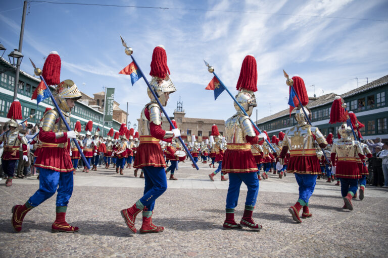 Espectacular desfile de Jueves Santo de los armaos de Almagro