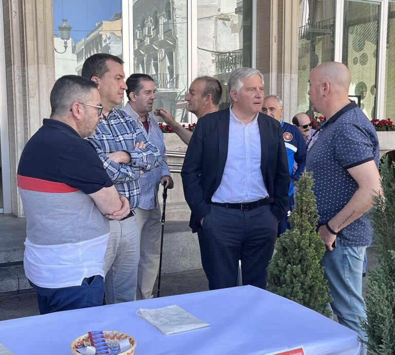 Paco Cañizares visita la sede de la Asociación de Enfermos de Parkinson y se compromete a mejorar la colaboración del Ayuntamiento