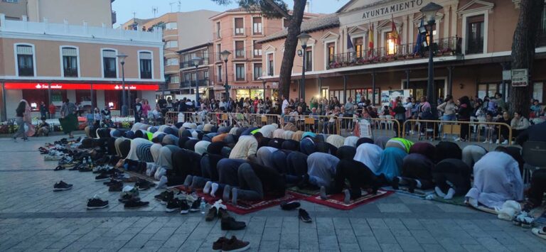 La comunidad musulmana daimieleña celebra por primera vez el fin del Ramadán en la Plaza
