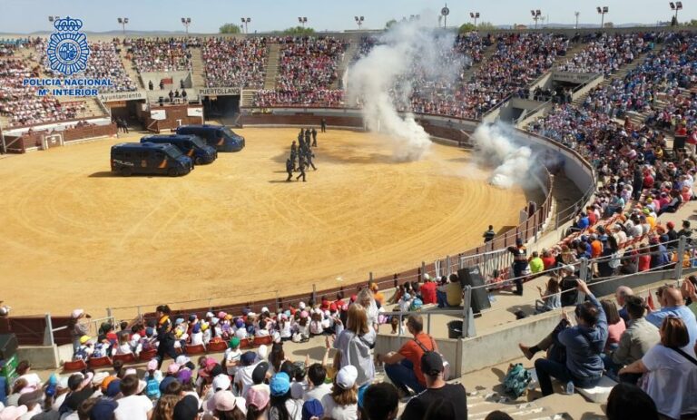Una exhibición de unidades de la Policía Nacional de Ciudad Real hace furor entre más de 5.000 escolares de la comarca de Puertollano