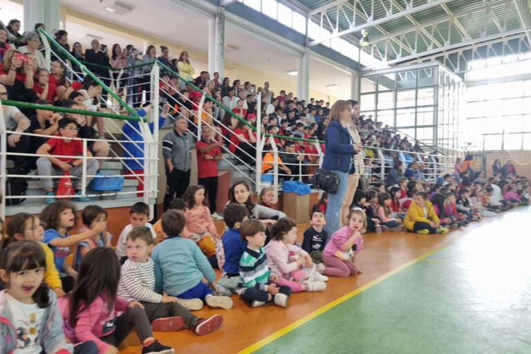 Escolares de Argamasilla de Calatrava muestran su admiración por las acciones de seguridad que desempeñan perros adiestrados