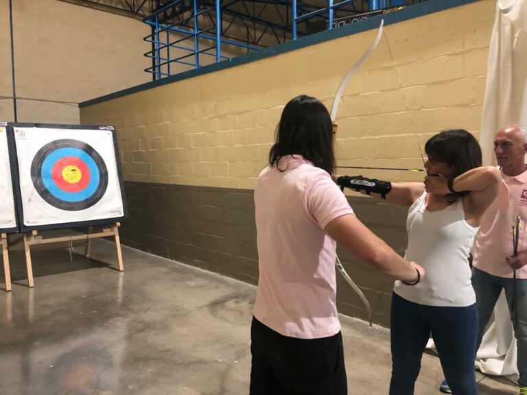 Pilar Zamora participa en la actividad terapéutica de tiro con arco de AMUMA