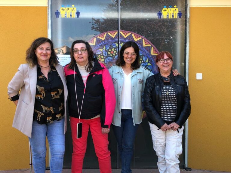 Pilar Zamora abre varias líneas de trabajo con el centro Aloïs Alzheimer durante una “visita muy productiva”