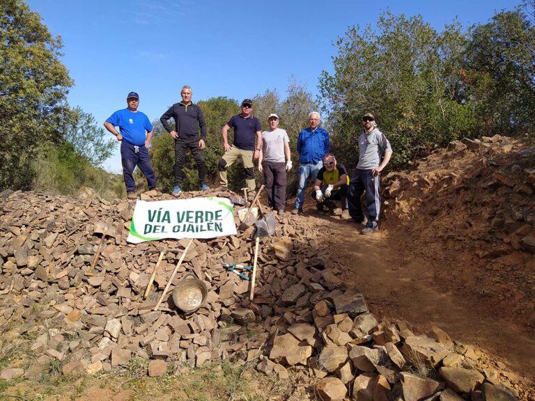Puertollano: Un grupo de voluntarios acondiciona un tramo de la Vía Verde del Ojailén