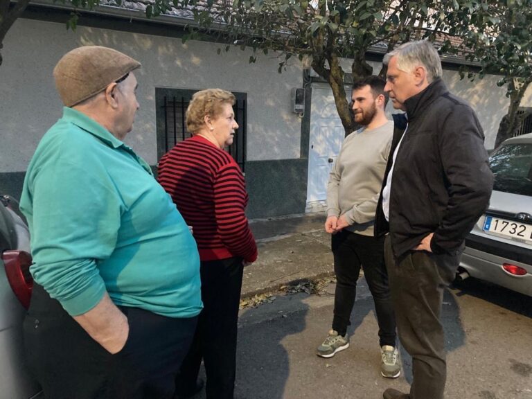 Paco Cañizares se interesa por las demandas de los vecinos de Las Casas en su visita a la pedanía 