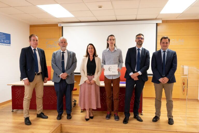 La constructora Trabit premia a un estudiante de la Escuela de Caminos de la UCLM por su labor académica 