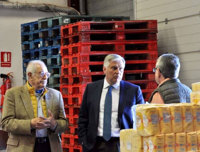 Paco Cañizares visita el Banco de Alimentos y agradece a su presidente, Félix Peinado, y a los voluntarios, el trabajo que realizan 