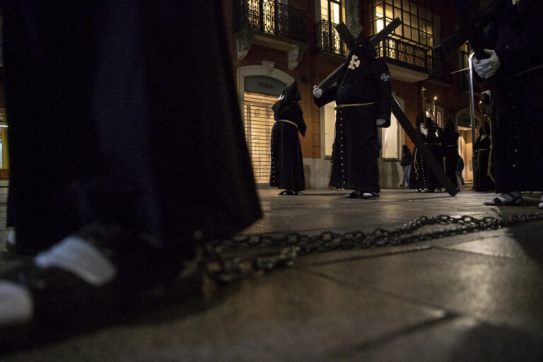 Simbología de la Hermandad del Silencio durante su desfile procesional