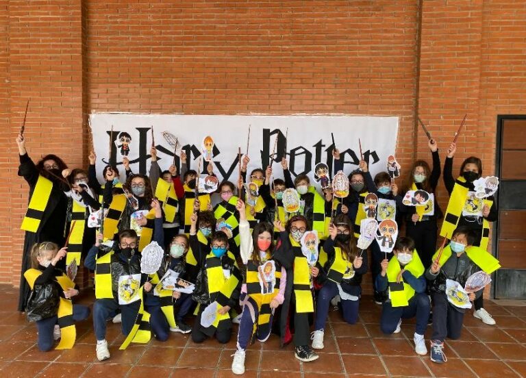 Salesianos Puertollano celebra el Día de Libro con una peculiar «biblioteca pública» junto al comercio local