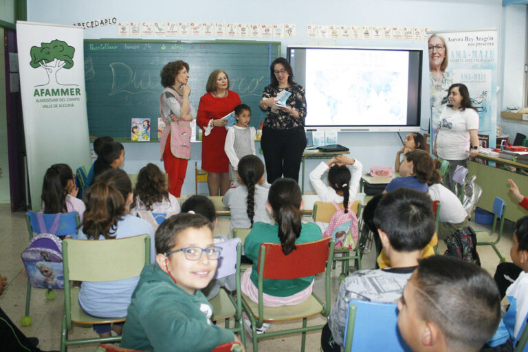 La escritora Aurora Rey Aragón mantiene un encuentro con los alumnos del ‘CEIP Mireia Belmonte’ de Puertollano