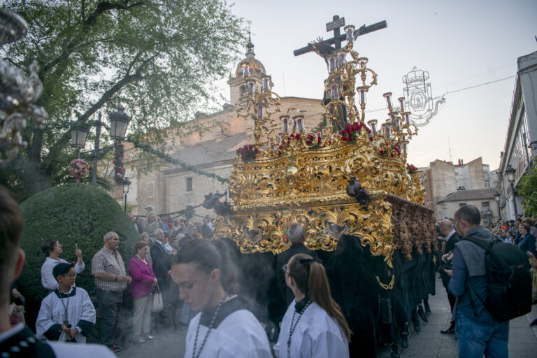 La procesión del Santo Entierro engrandece un intenso Viernes Santo