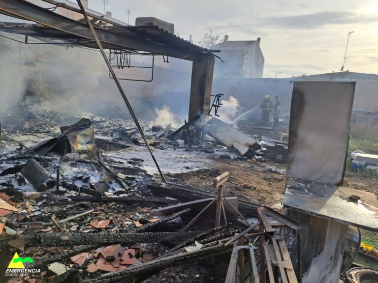 El fuego arrasa una carpintería de Torralba de Calatrava
