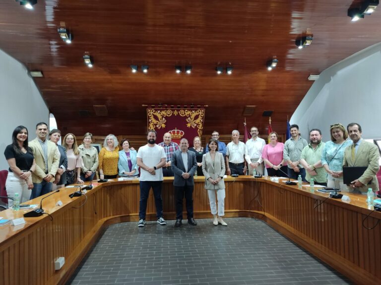Emocionante y elegante despedida de la corporación municipal de Puertollano en el último pleno de la legislatura