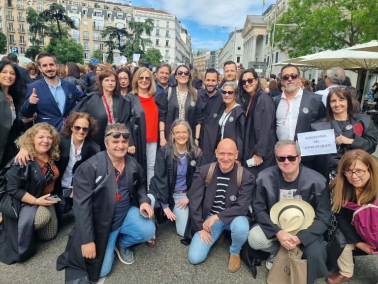 Abogados del turno de oficio de Ciudad Real protestan frente al Congreso para reclamar mejoras laborales