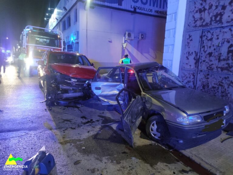 Colisión entre dos vehículos y una pared en el centro de Tomelloso