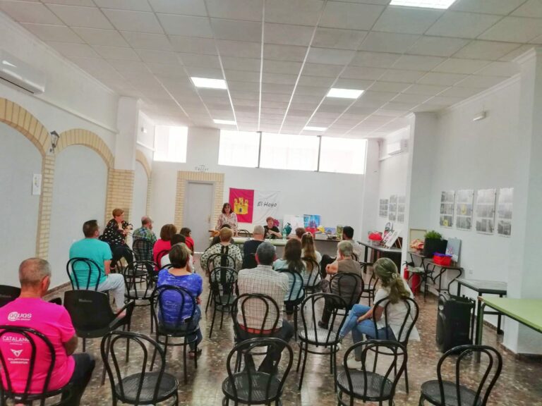 Útil e instructiva charla en El Hoyo sobre la salud psicológica de los cuidadores de personas dependientes
