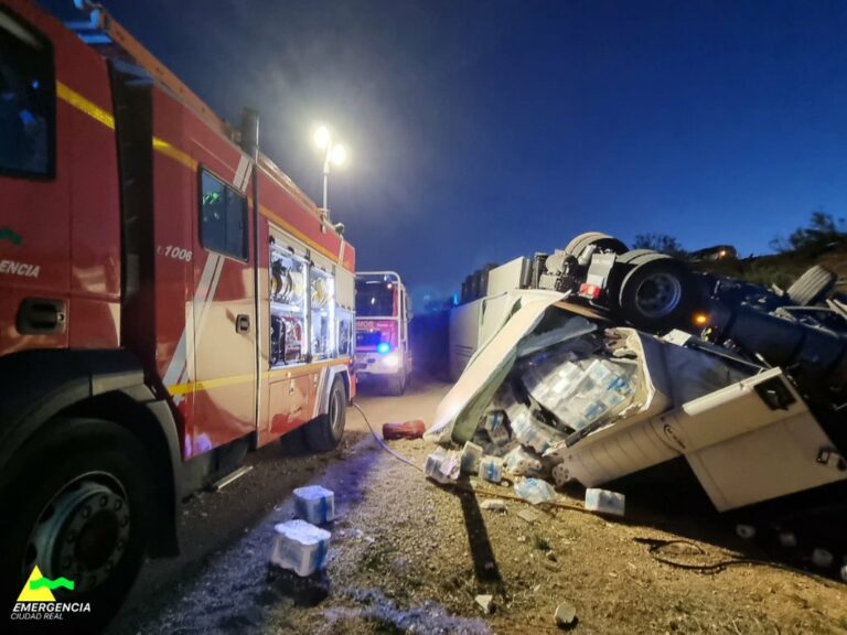 Dos heridos tras el vuelco de un camión que transportaba papel higiénico en la autovía A-43