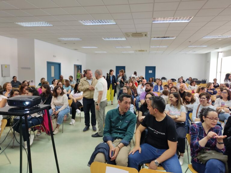 Puertollano: Adolfo Muñiz acompaña a las madres de Puertolacta en una extraordinaria conferencia de Armando Bastida