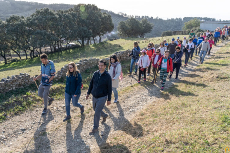 Caballero reivindica «un mundo rural vivo repleto de cultura y de naturaleza» en la inauguración de la ruta literaria de la novela «Enjambre» en Anchuras