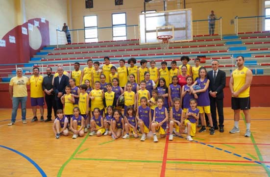 El Proyecto Arcoíris de Integración Social, dependiente de la Parroquia San Juan Bautista de Puertollano estrena sus equipaciones de baloncesto