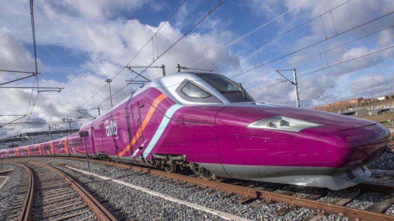 Renfe ofrece a partir de este domingo servicios Avlo Madrid-Córdoba-Málaga con paradas en Puertollano y Ciudad Real