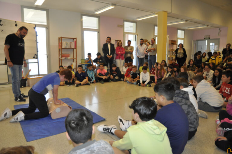 La Diputación forma a las comunidades educativas de más de 180 colegios de la provincia en el uso de un desfibrilador y a los escolares de 5º y 6º de Primaria en primeros auxilios