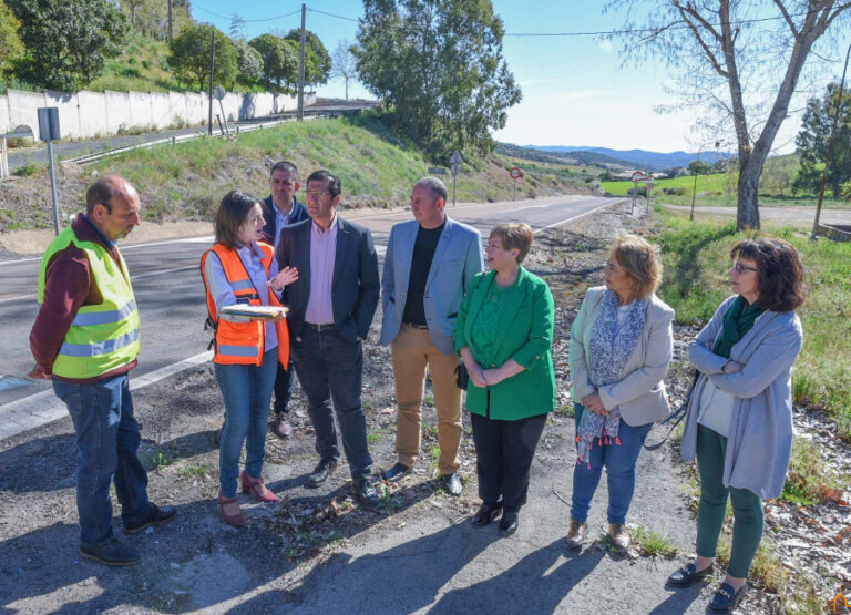 Caballero presenta el proyecto de rehabilitación de la carretera que une Almadén con Almadenejos con una inversión cercana al millón de euros