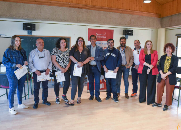 Caballero entrega en Almodóvar del Campo y en Abenójar los diplomas de graduación a los participantes del curso Promueve