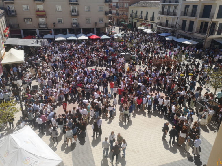 Caballero celebra, desde «las caras» de Calzada de Calatrava, el renacer del turismo en la provincia con una afluencia masiva en Semana Santa