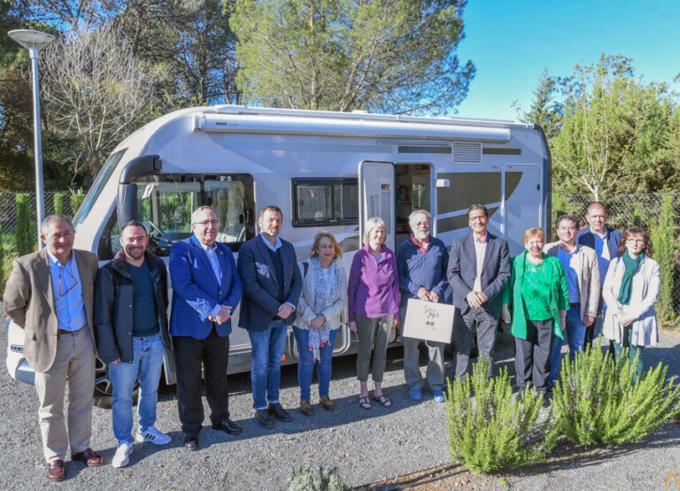 El presidente de la Diputación celebra el usuario número 10.000 de la Red de Autocaravanas de la provincia