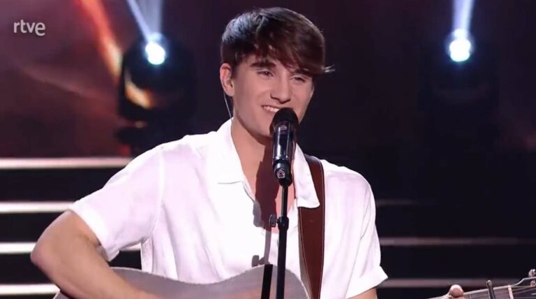 Miguel Bosé se deshace en elogios con el joven artista puertollanense Dani Pablos en el programa Cover Night