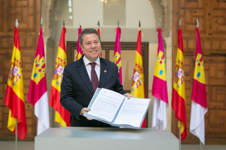 Page firma el decreto de convocatoria de elecciones para el 28M, que arranca el cronómetro para la XI Legislatura en CLM