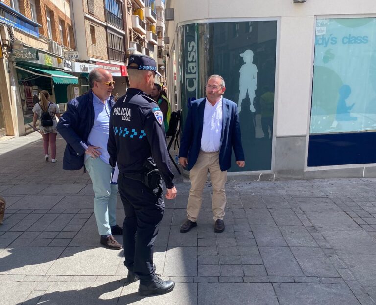 Puertollano: Comienzan los preparativos de instalación del nuevo mobiliario urbano en las calles Aduana y Santísimo