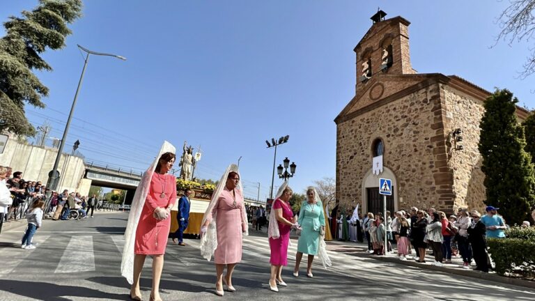 Los abnegados costaleros del Resucitado culminan la Semana Santa de Puertollano