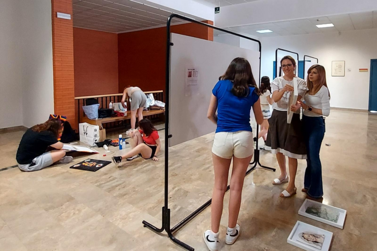 Entre risas, nervios e ilusión se ha montado la segunda Muestra Multidisciplinar de Mujeres Artistas de Puertollano