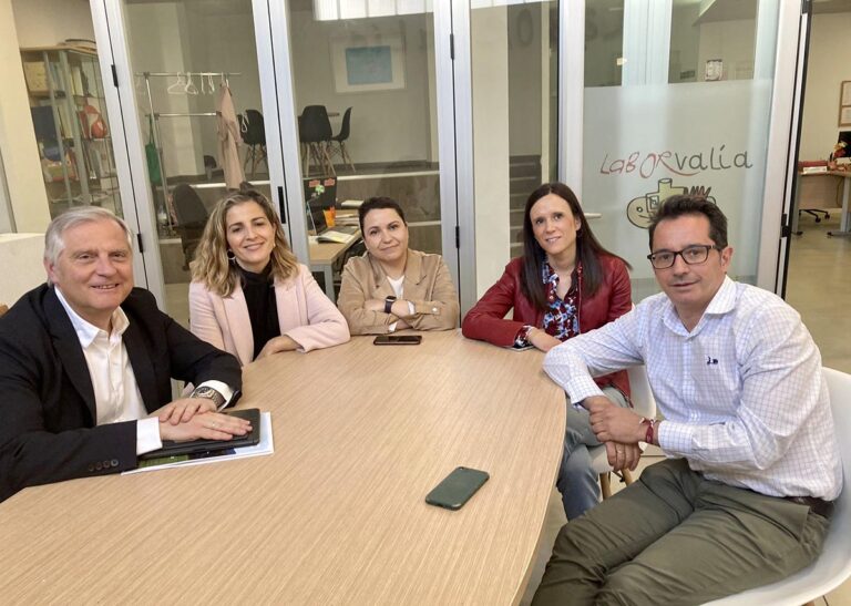 Paco Cañizares se reúne con Laborvalía y se compromete a establecer más líneas de colaboración con el Ayuntamiento