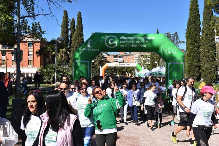 Cientos de personas participan en la Marcha contra el Cáncer de Ciudad Real