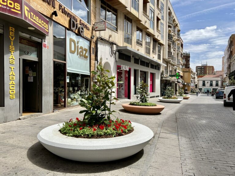 Puertollano: Así queda la calle Aduana tras la instalación del nuevo mobiliario