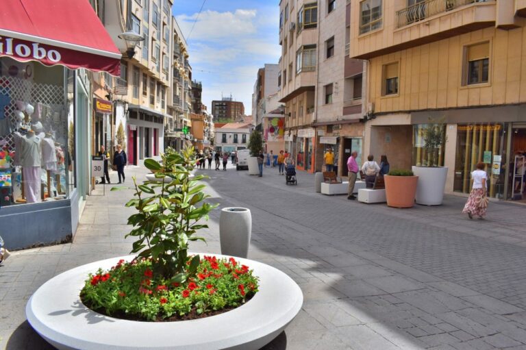 El PP de Puertollano critica la instalación de toldos vela anclados a fachadas