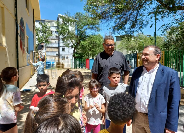 Puertollano: Adolfo Muñiz subraya la labor artística e integradora de Laborvalía en la visita al nuevo mural del colegio Ángel Andrade