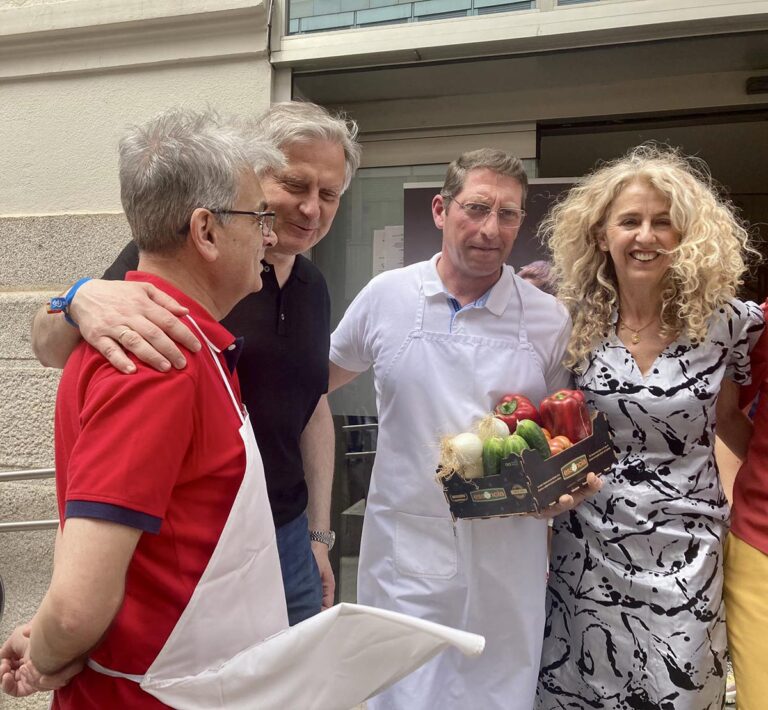 Paco Cañizares agradece a la gerente de Pasarela Madrid Real su apuesta por los jóvenes de Ciudad Real y por alejar la moda de estereotipos