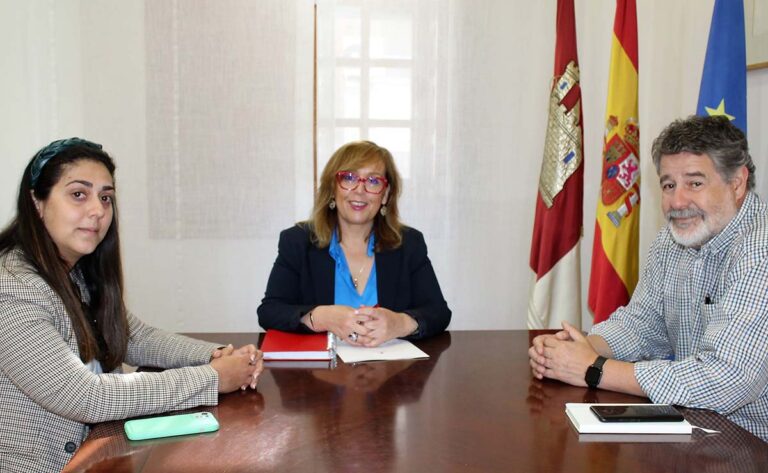 El candidato del PSOE a la alcaldía de Picón se reúne con la delegada de la Junta de Comunidades para presentarle su proyecto de gestión